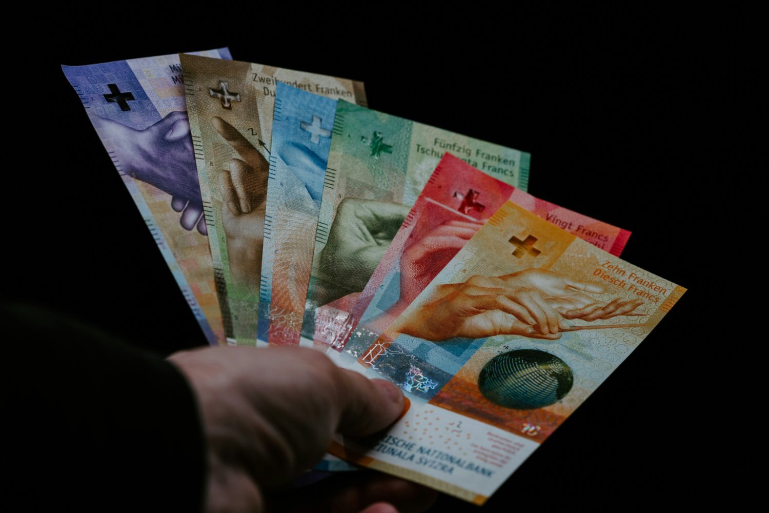 La Suisse se lance à son tour dans les paiements instantanés, mais aime toujours le cash francs suisses