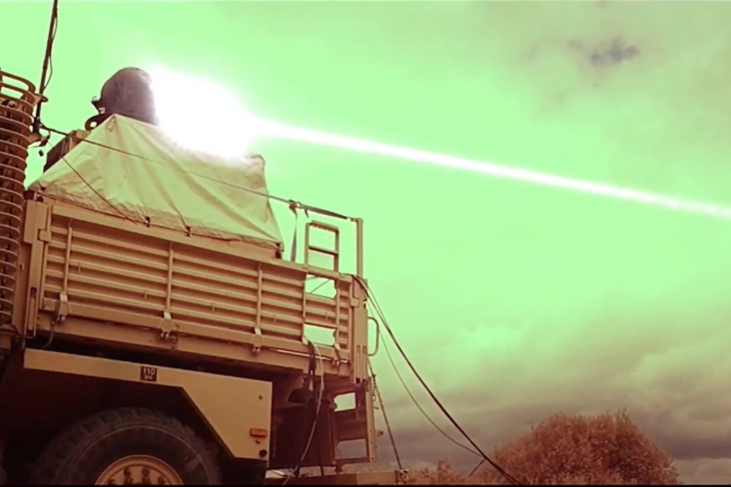 Ce laser est l'arme fatale contre les drones laser raytheon