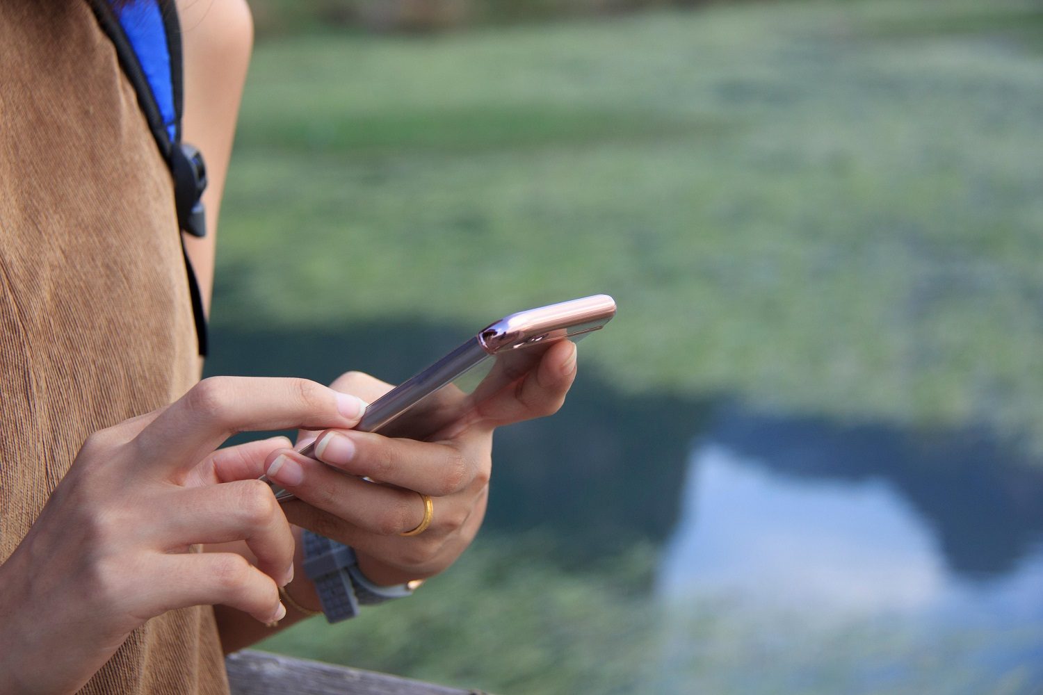 Un forfait mobile à moins de 6€ par mois avec 40 Go de data : l'offre attractive du moment 1726751060 smartphone mains