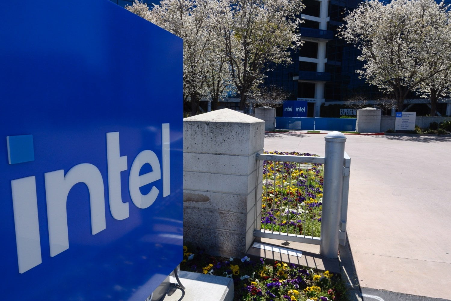Un autre rival s'intéresse à Intel, en grande difficulté intel qg logo