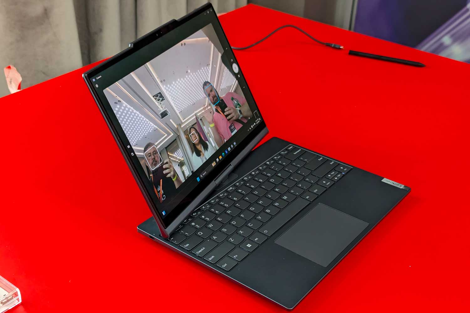 Voici le Lenovo Auto Twist AI PC, le portable qui fait tourner la tête de l'IFA lenovo auto twist ai pc ifa 2024 14