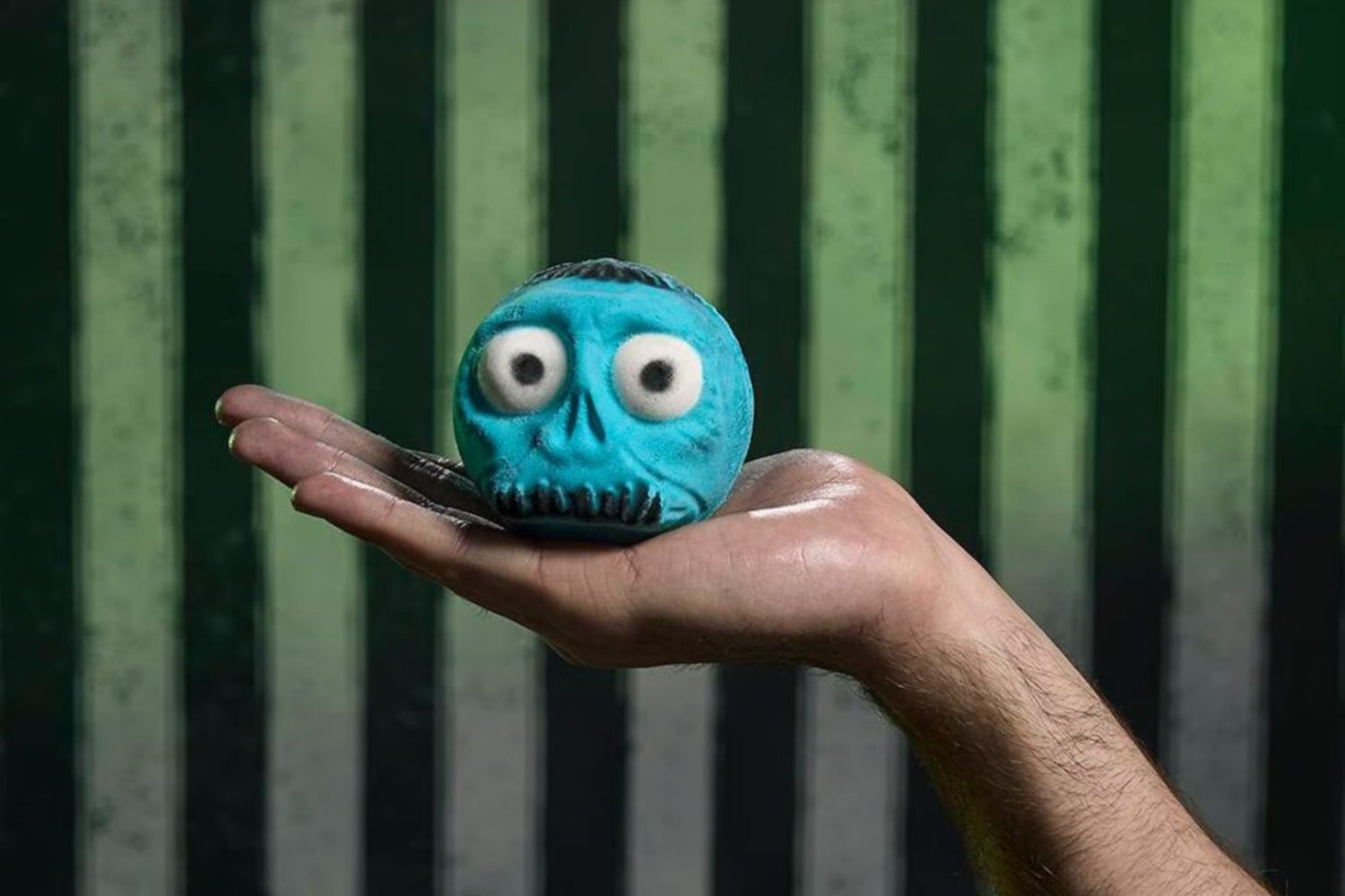 Lush s'associe à Beetlejuice pour une collection mortelle lush beetlejuice 1