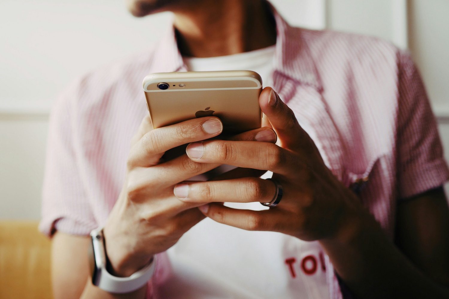 Peut-on vraiment faire exploser votre smartphone à distance ? mains smartphone