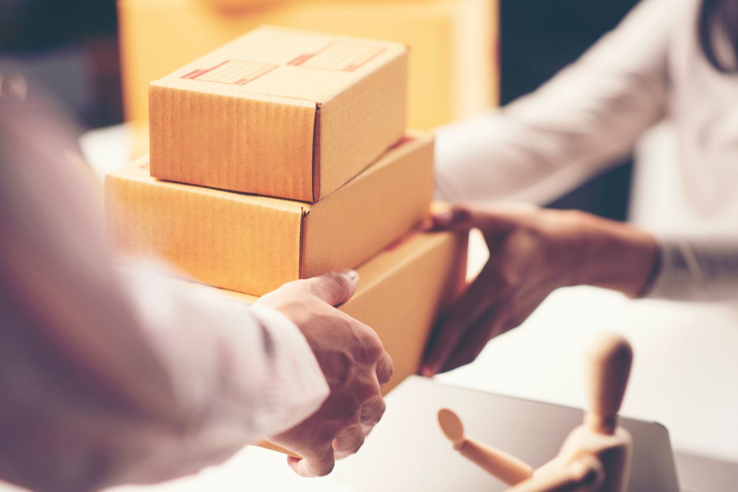 Le nombre de colis Temu et Shein géré par La Poste est en nette hausse colis la poste temu shein