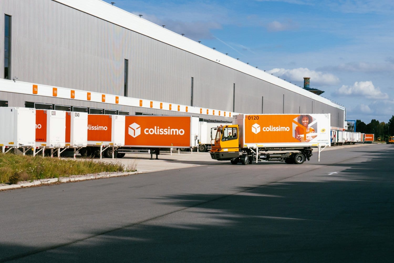 La Poste inaugure deux premiers camions électriques Colissimo colissimo camion transport electrique