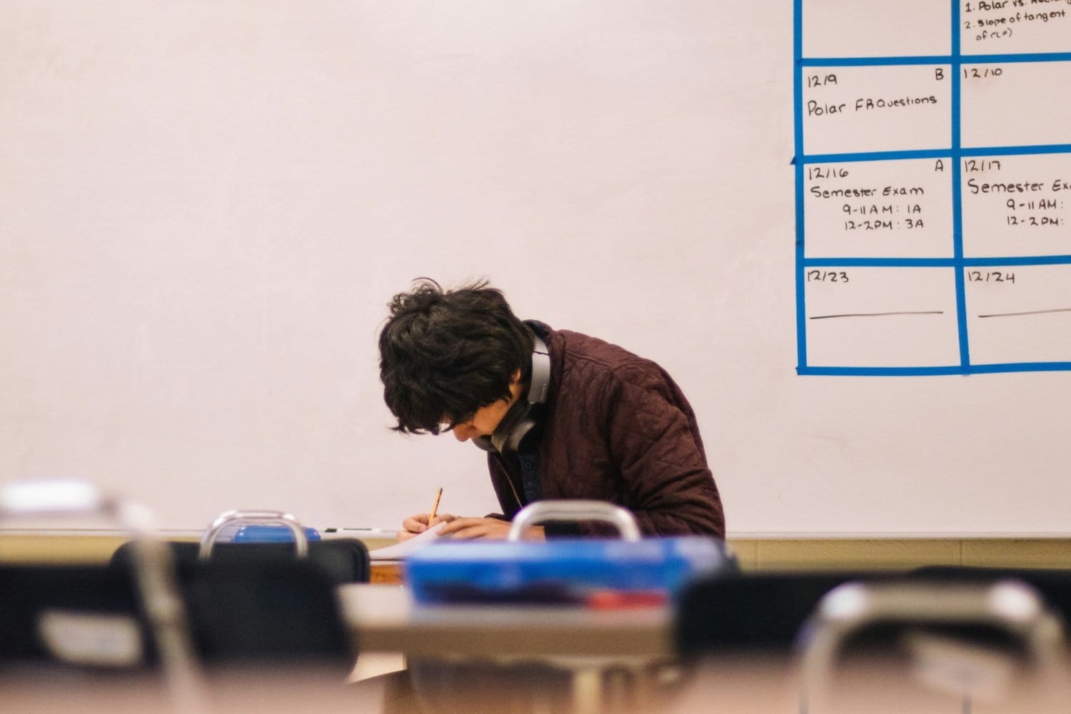 L'interdiction totale du smartphone dans tous les collèges au plus tard en septembre 2025 enfant ecole college education