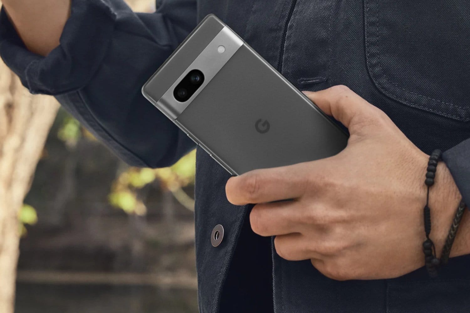 Le Pixel 7a se prend une claque de l'espace, -40% sur Amazon à Prime Day google pixel 7a noir dos