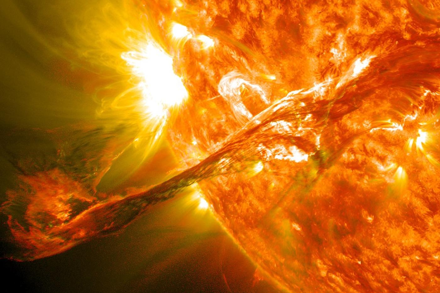 Une gigantesque éruption de classe X émerge du Soleil, la Terre en ligne de mire template jdg 131